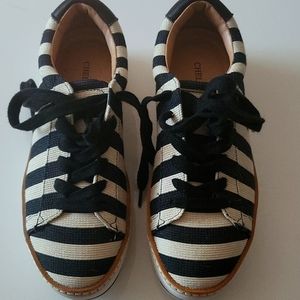 Chelsea & Violet blk &wht striped platform sneakers, sz 5.5